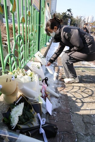 Mourning of elementary school pupil killed by teacher