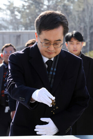 Gyeonggi governor honors late pro-democracy fighters