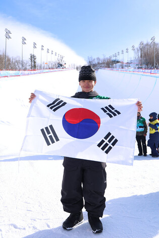 Kim Geon-hui wins gold in snowboard halfpipe at Winter Asiad
