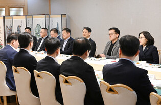 Acting president with biz delegation