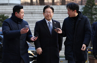 Opposition leader at court