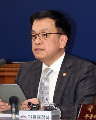 Acting president attends Cabinet meeting