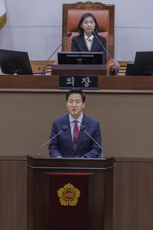 Seoul mayor attends city assembly session