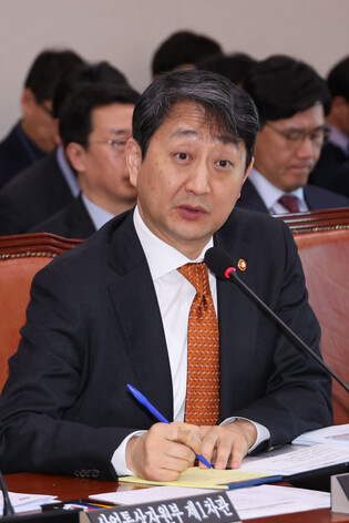 Industry minister at parliamentary session