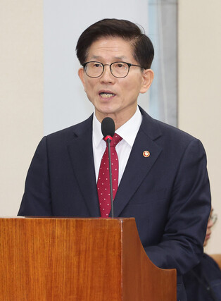 Labor minister at parliamentary session