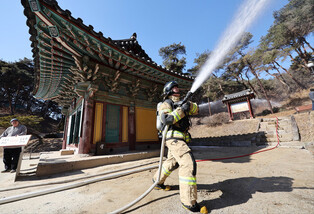 Disaster drill at Buddhist temple