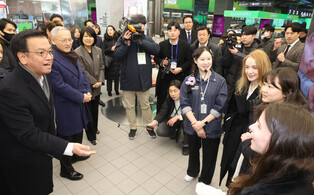 Acting president visits Myeongdong street