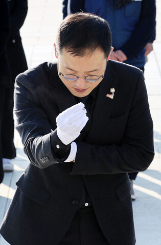 Ruling party lawmaker honors late pro-democracy fighters