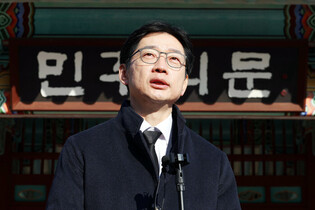 Ex-governor honors late pro-democracy fighters