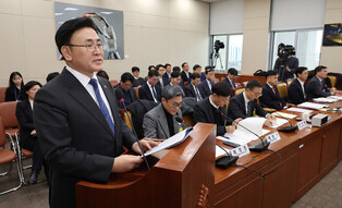 Science minister at parliamentary session