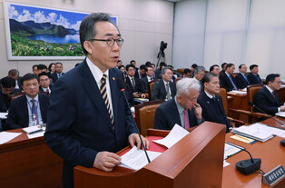 Foreign minister at parliamentary session