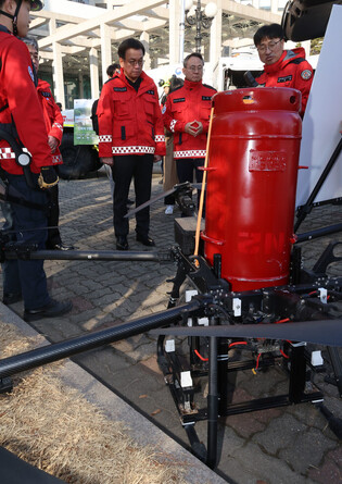 Acting president visits headquarters against wildfires