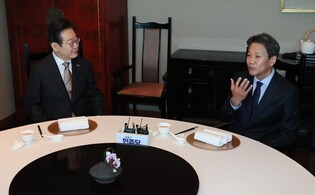 Opposition leader meets ex-presidential chief of staff