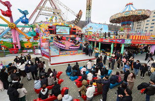 Crowded amusement park