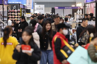 Pet lovers at pet fair