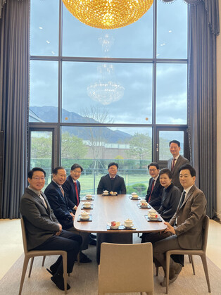 Ruling party's leadership visits ex-President Park