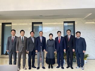 Ruling party's leadership visits ex-President Park