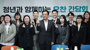 Acting president meets youths