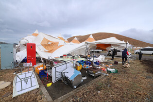 Strong winds mar outdoor festival on Jeju