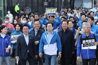 Opposition lawmakers hold street march calling for Yoon's ouster