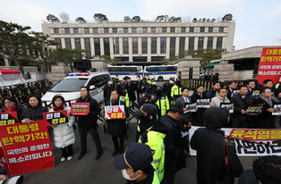 Lawmakers' rallies in front of Constitutional Court
