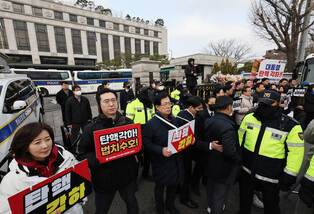 Lawmakers' rallies in front of Constitutional Court