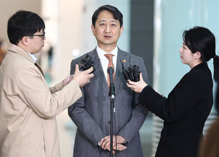Industry minister leaves for Washington