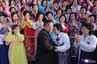 N.K. leader meets leaders of people's neighborhood units