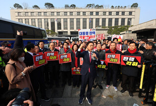 Ruling party lawmakers call for Yoon's reinstatement
