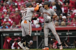이정후, MLB 2025시즌 첫 경기서 볼넷 2개…9회 역전 시발점(종합)
