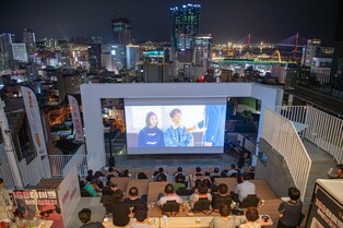 부산 산복도로 한복판서 펼쳐진 영화상영회…10여초 만에 매진