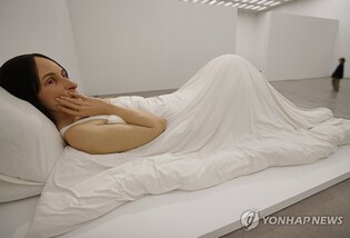 극사실 인체 조각이 던지는 질문…국립현대미술관 론 뮤익展