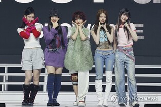 건초더미 올라가고 비닐하우스서 춤…엉뚱발랄 신예 키키 '돌풍'