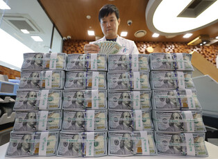 U.S. Dollar Index sinks to 3-year low