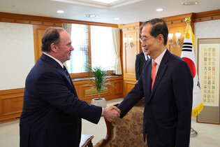 Acting president meets U.S. Navy secretary
