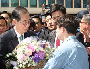 Ex-PM Han declares presidential bid