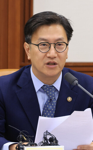 Acting finance minister at economy-related ministers' meeting