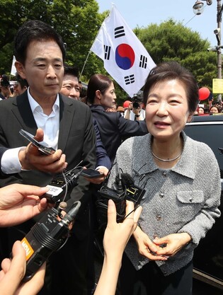 Ex-President Park visits her father's birthplace