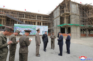 N.K. leader inspects hospital construction site