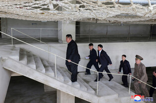 N.K. leader inspects hospital construction site