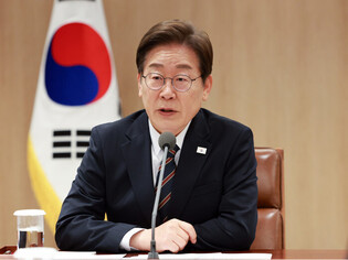 Lee attends meeting of emergency economic task force