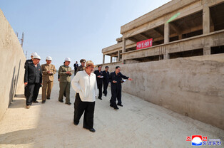 N.K. leader inspects hospital construction site