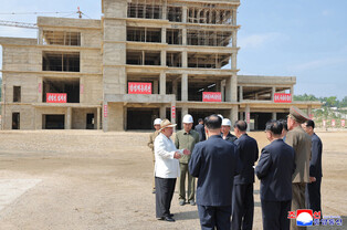N.K. leader inspects hospital construction site