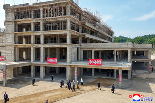 N.K. leader inspects hospital construction site