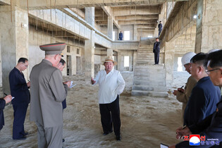 N.K. leader inspects hospital construction site