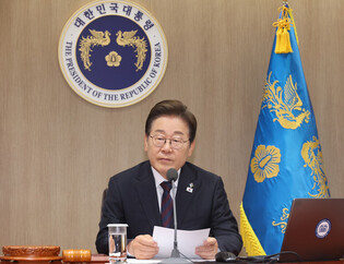 Lee attends Cabinet meeting