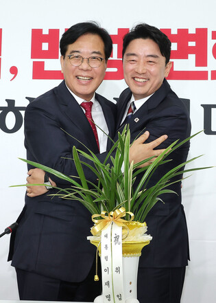 Opposition party's new whip meets presidential chief of staff