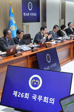 Lee attends Cabinet meeting