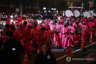 도심 복판 핑크빛으로 물들인 '오겜 피날레'…"이제야 끝 실감"