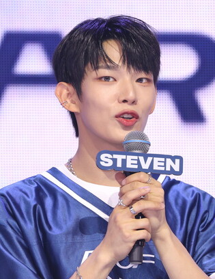 S. Korean boy group AHOF